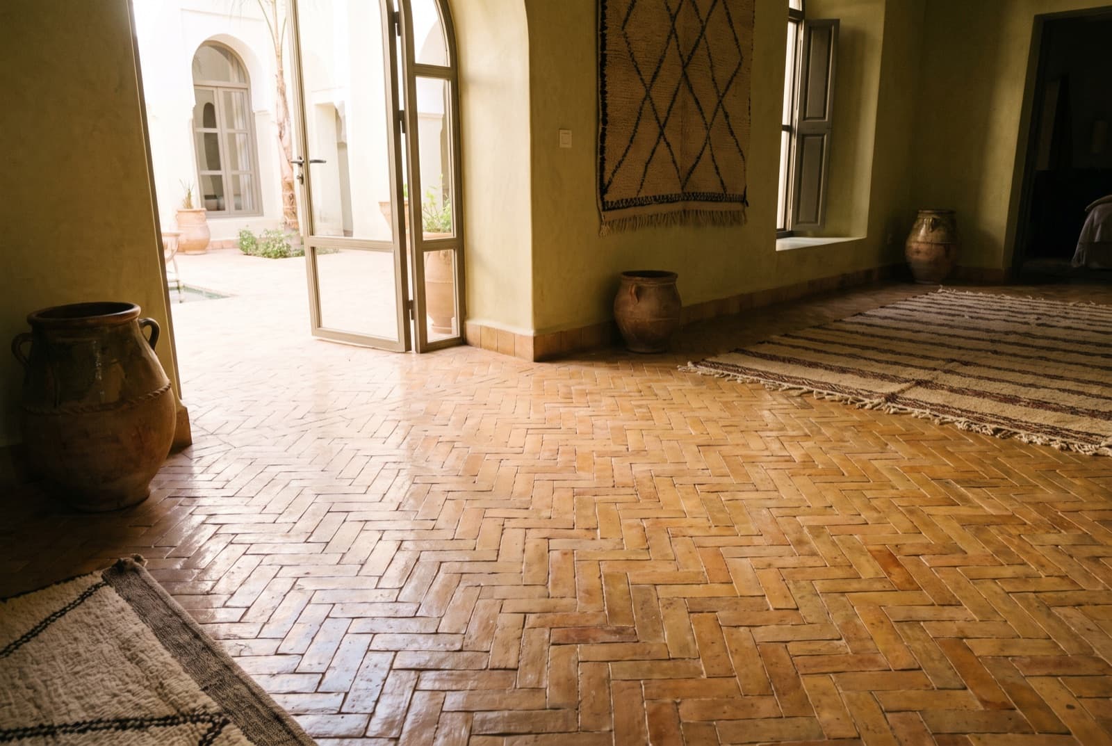 Bejmat terracotta émaillé posé à bâtons rompus