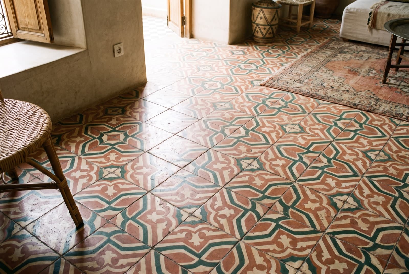 Carreaux de ciment à motifs terracotta, crème et vert