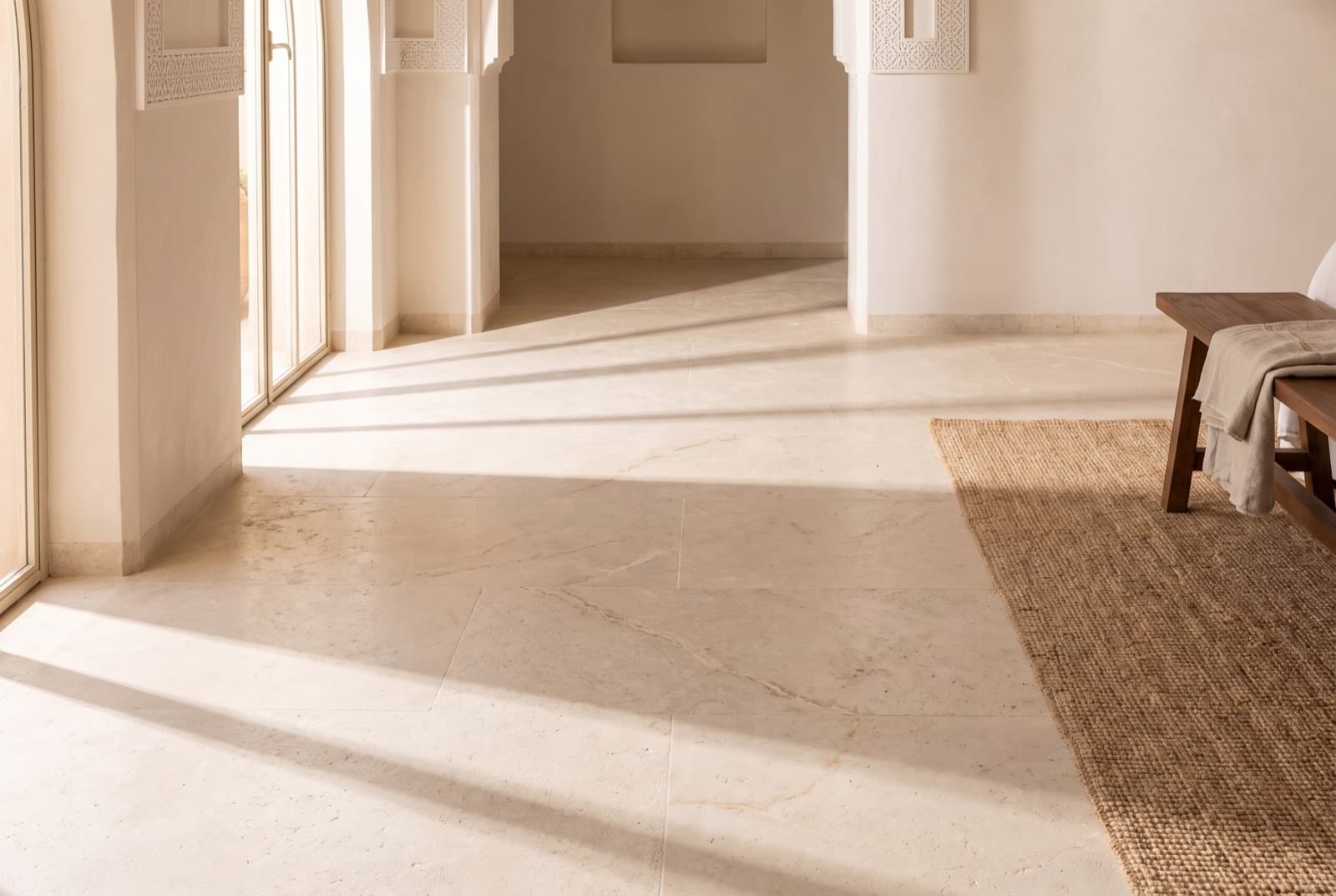 Travertin clair adouci : fraîcheur minérale et lumière