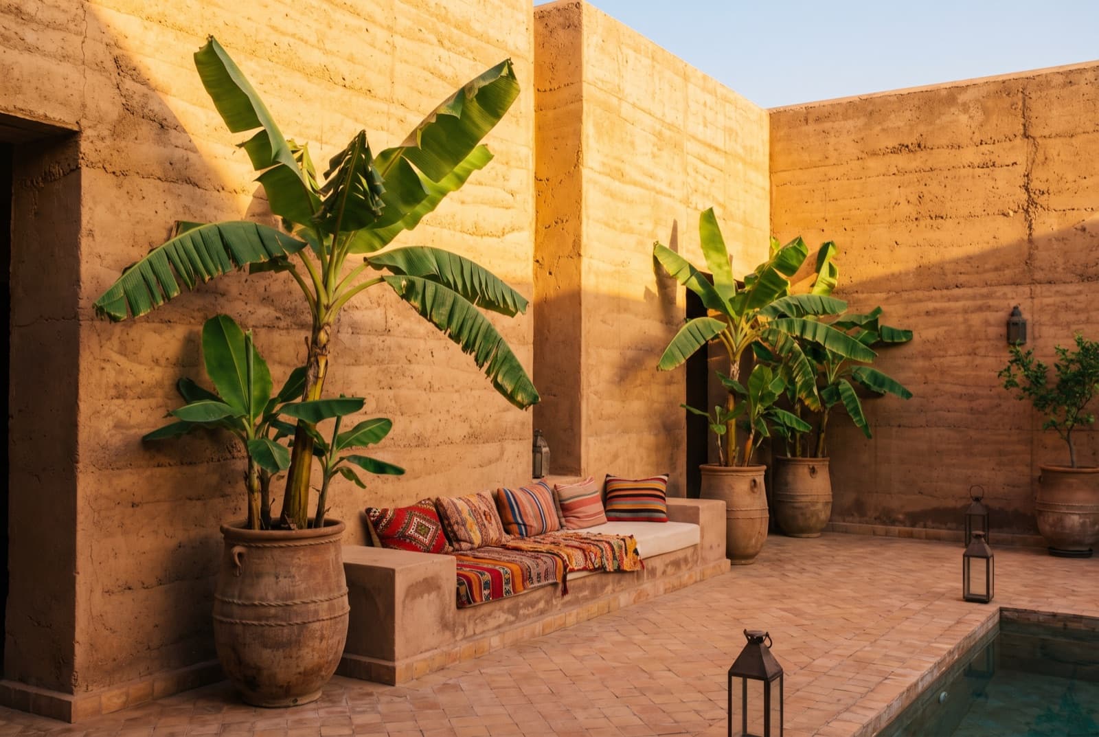 Kasbah contemporaine : pisé ocre, murs épais et tours face à l'Atlas (vue 3)