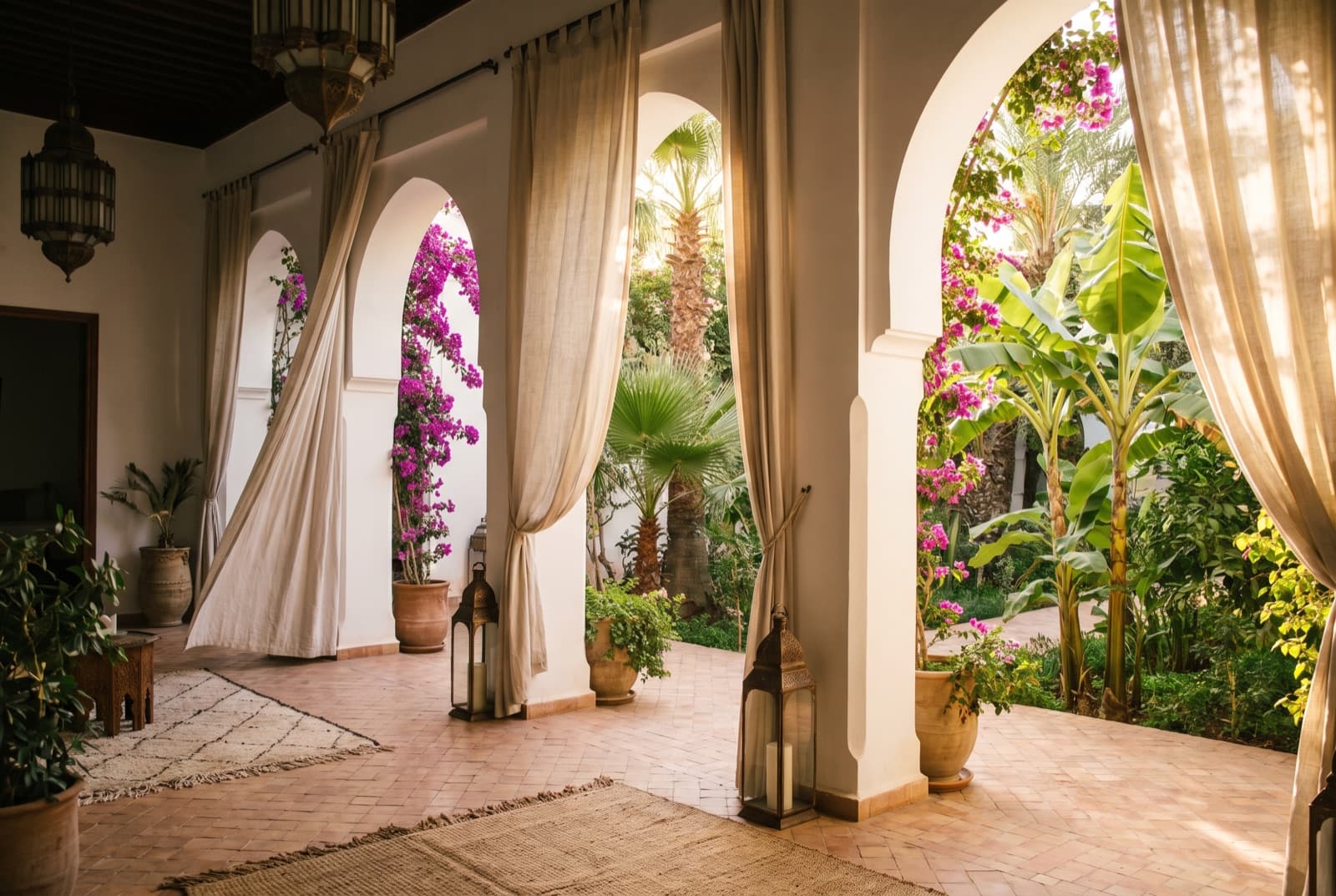 Façades chaulées, pergolas de bois clair et bougainvilliers en cascade (vue 3)